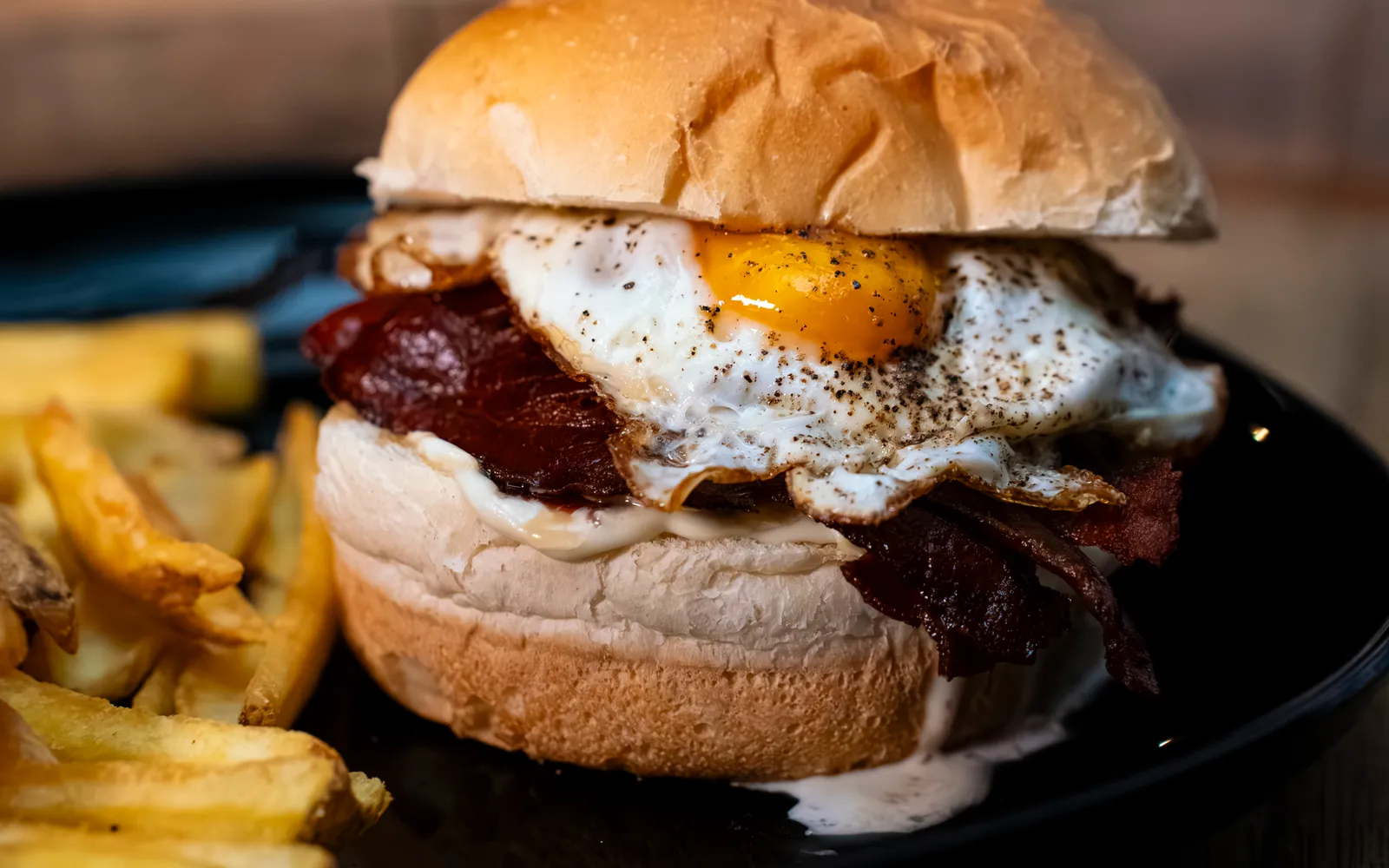 Burger con uovo e patatine servito al Kill Joy