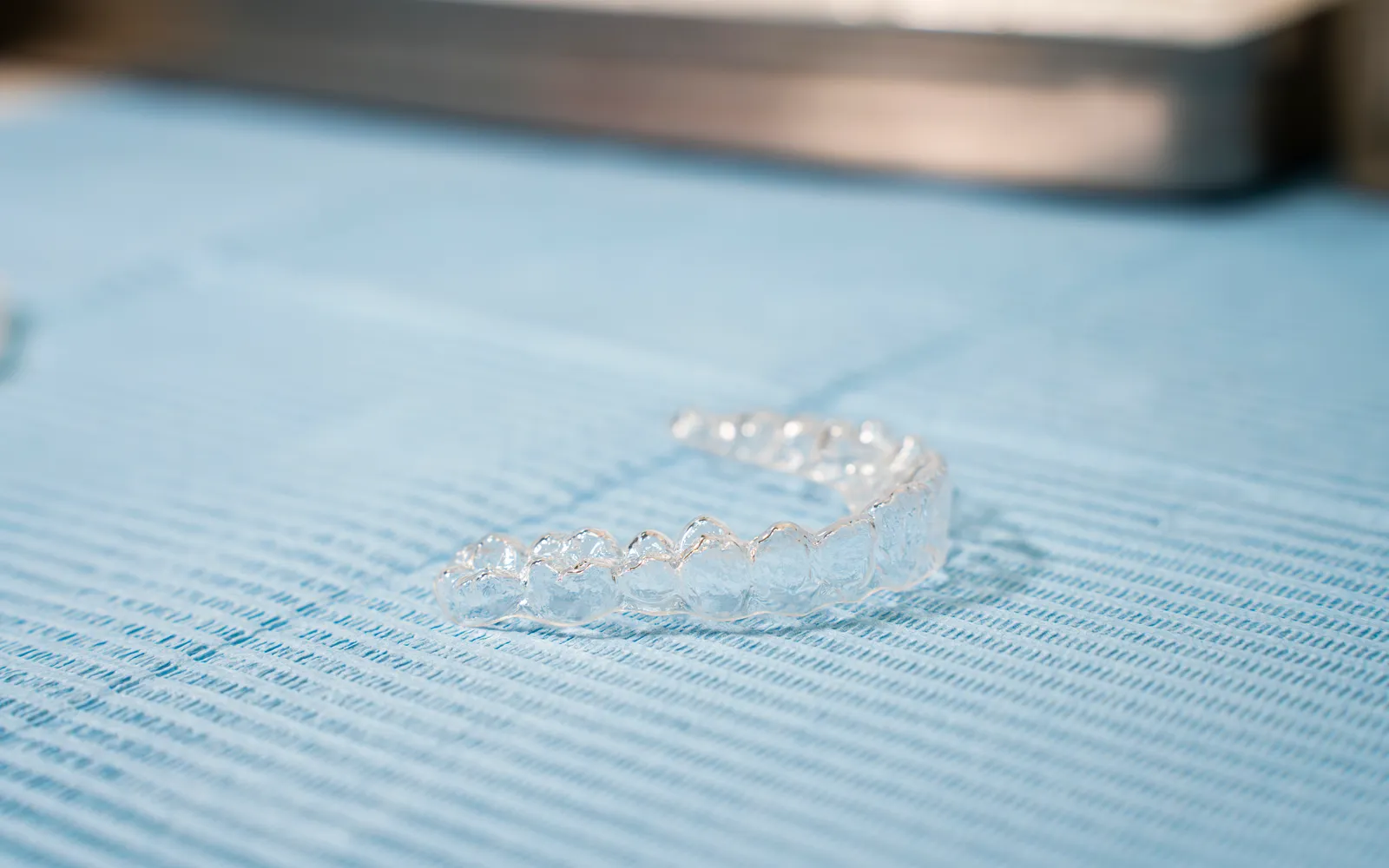 Allineatore dentale trasparente su un piano dello studio Technodent