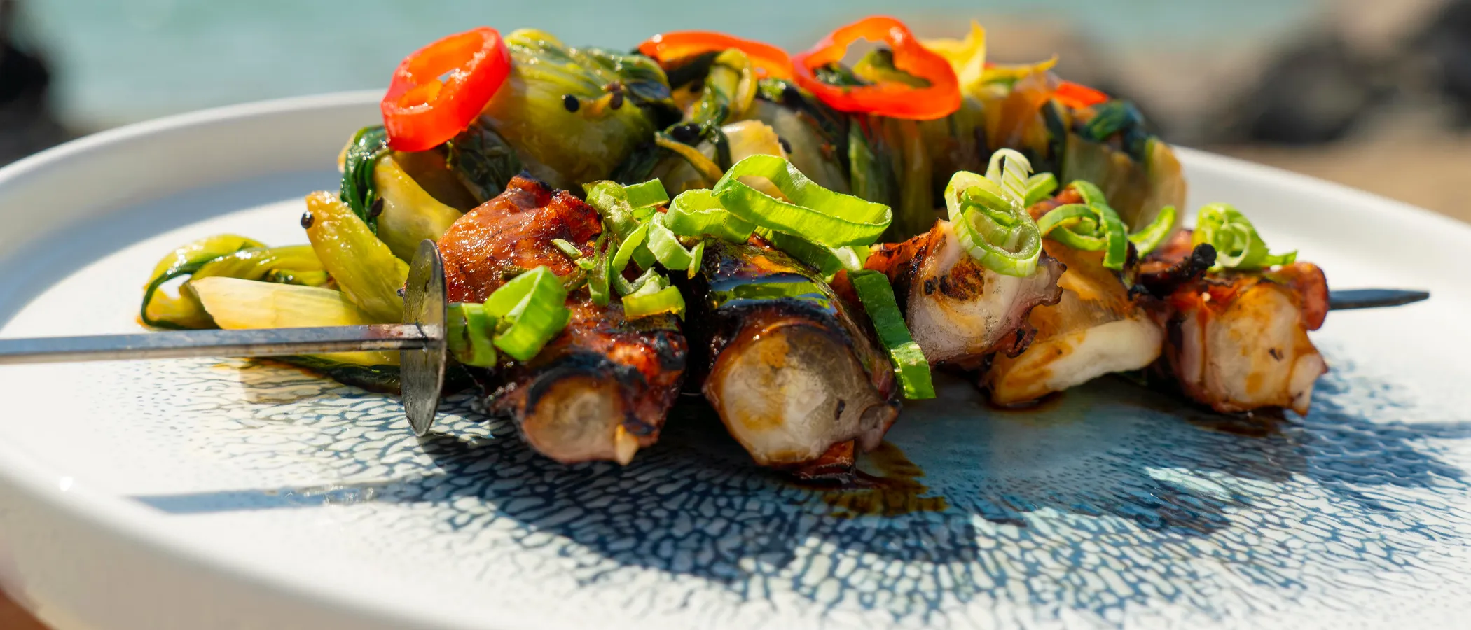Spiedini gourmet impiattati sulla spiaggia del Capanno Beach Club