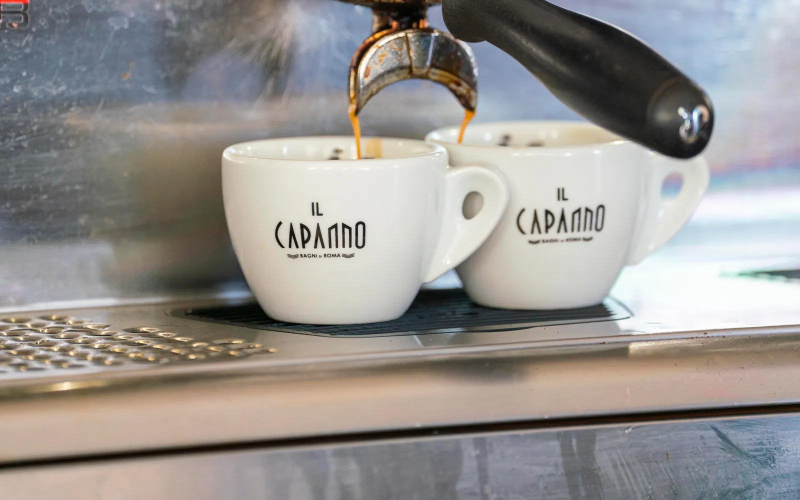Tazzine brandizzate Il Capanno sotto la macchina del caffè