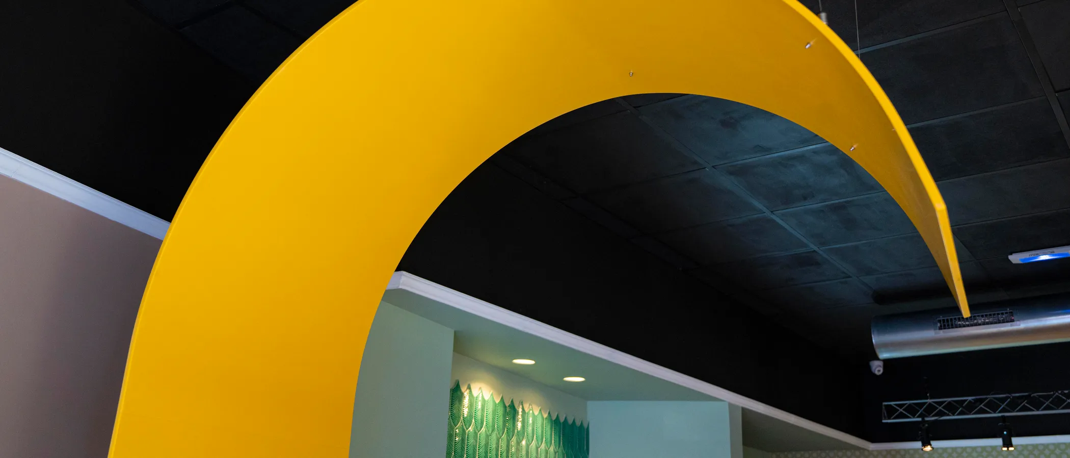 Il grande arco giallo che attraversa gli interni di Duilio a Ostia