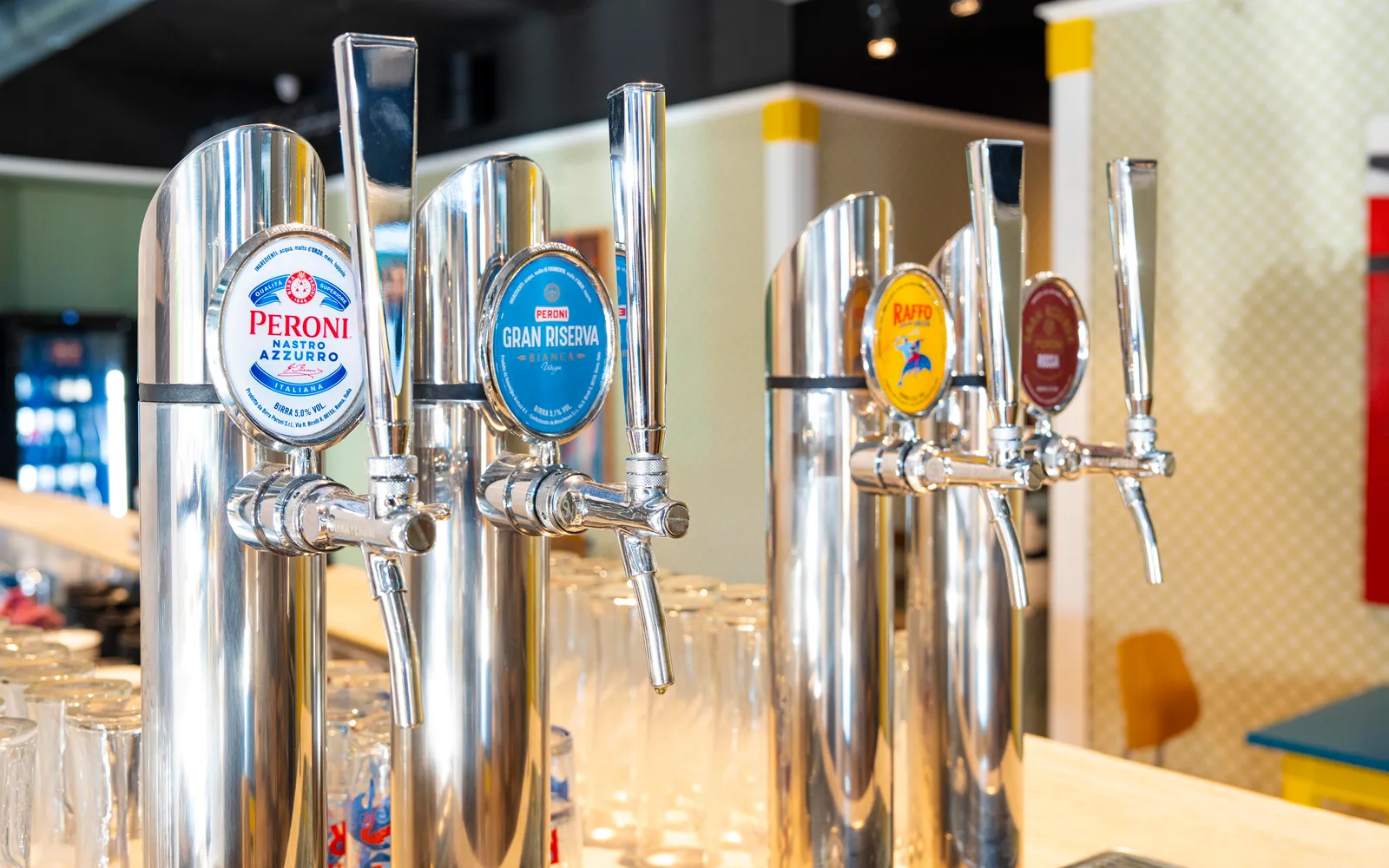 Dettaglio delle spine della birra in acciaio sul bancone